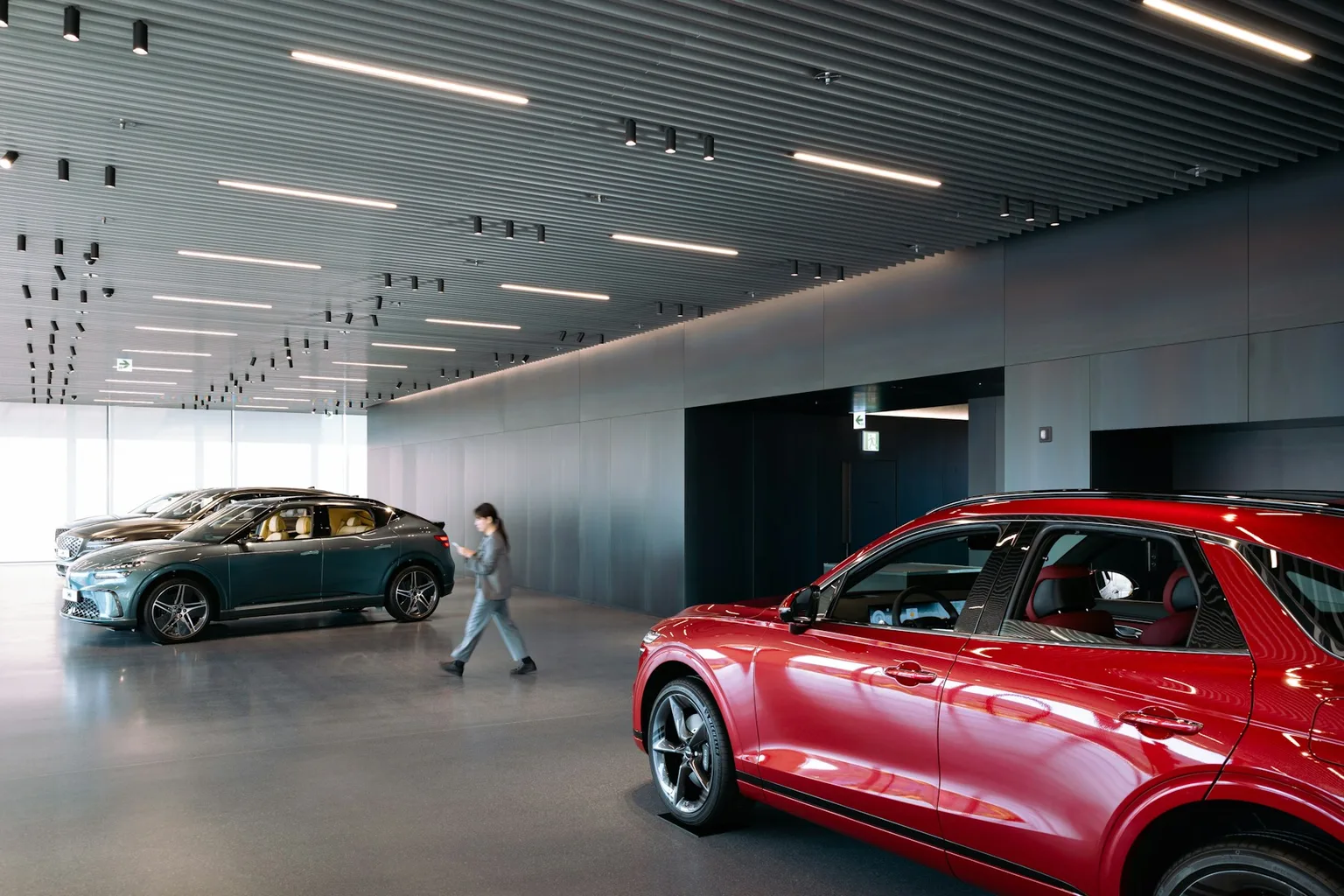 Moderný showroom DRIVEON s novými vozidlami