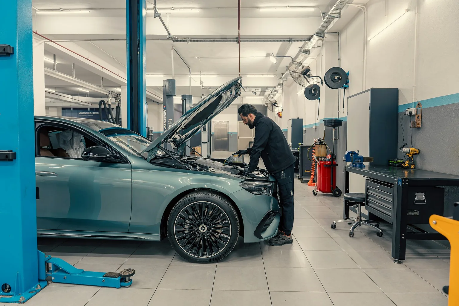 Servisný technik kontroluje vozidlo v modernej dielni